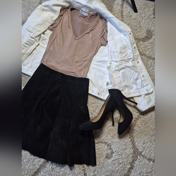 Brit And Bri XS V neck Tee Stretchy - Picture 8 of 8